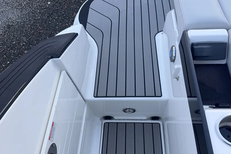 Slide: The Image of Sea Ray SLX 260 Outboard 2024 - 15
