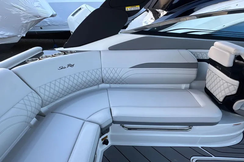 Slide: The Image of Sea Ray SLX 260 Outboard 2024 - 16