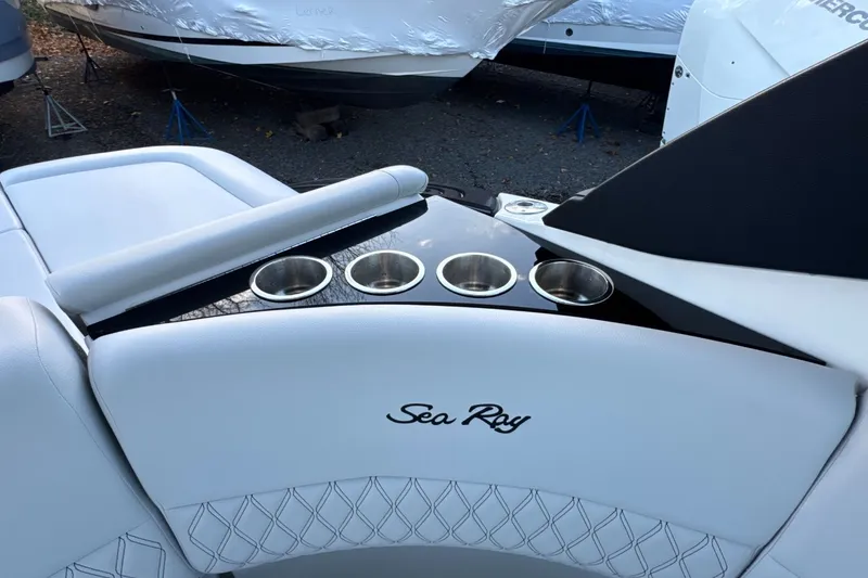 Slide: The Image of Sea Ray SLX 260 Outboard 2024 - 18