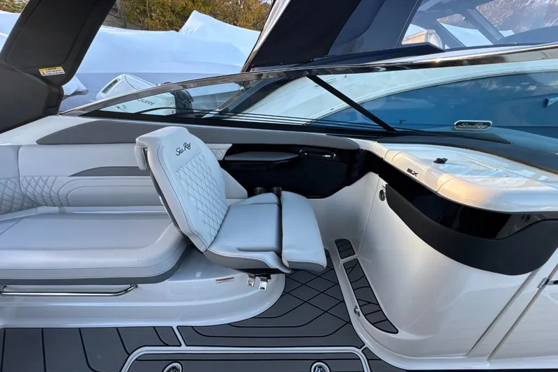 Slide: The Image of Sea Ray SLX 260 Outboard 2024 - 23