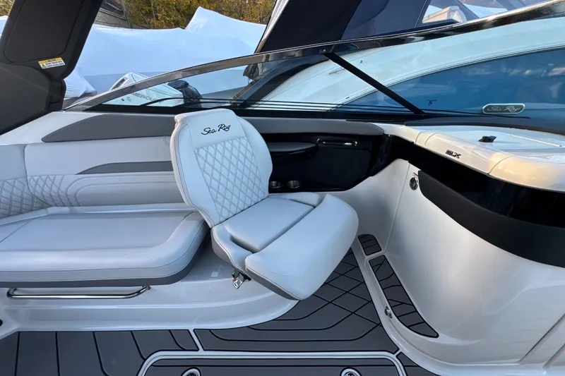 Slide: The Image of Sea Ray SLX 260 Outboard 2024 - 24
