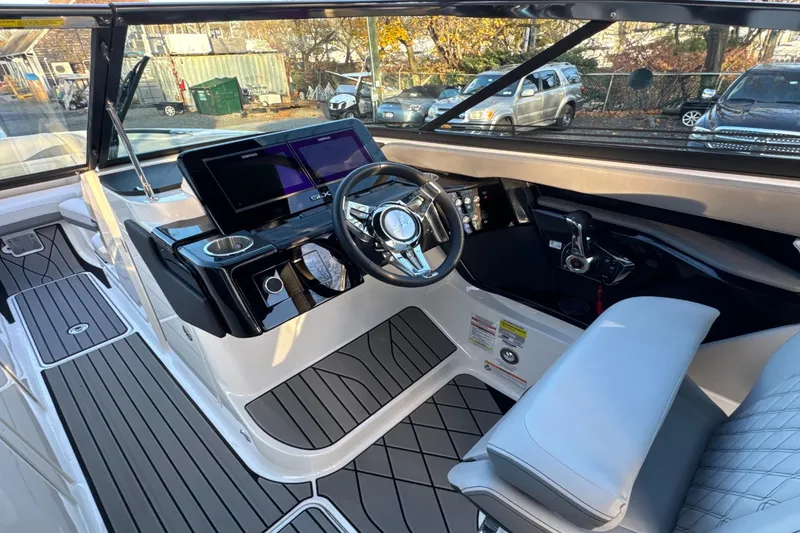 Slide: The Image of Sea Ray SLX 260 Outboard 2024 - 30