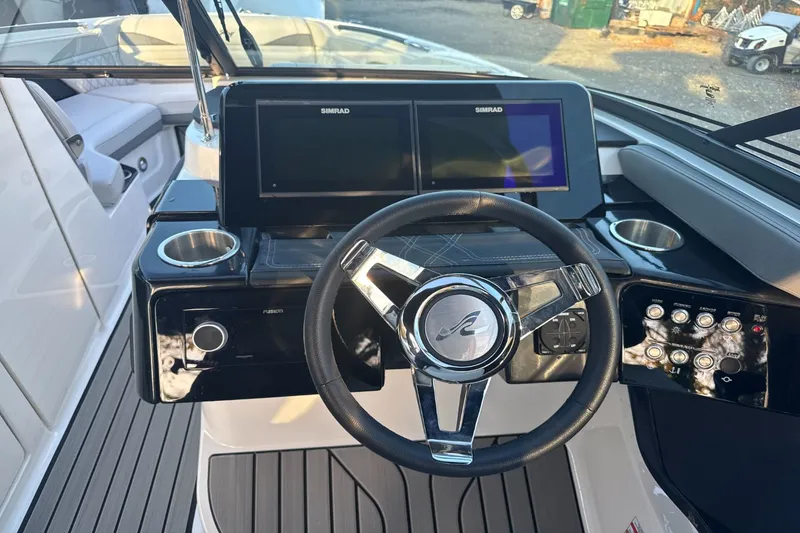 Slide: The Image of Sea Ray SLX 260 Outboard 2024 - 34