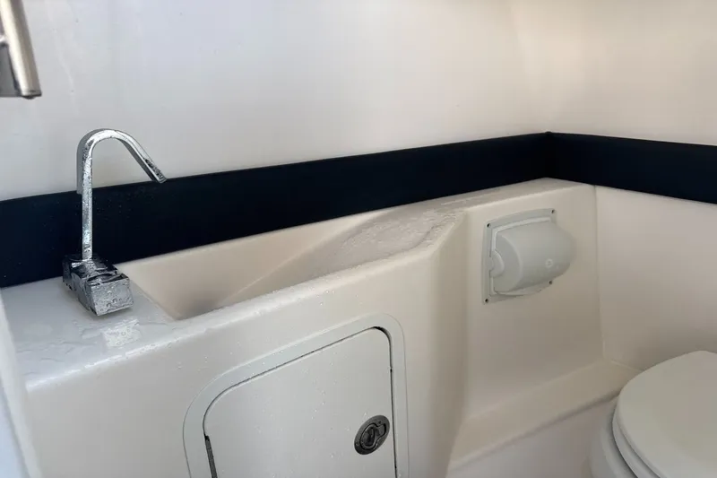 Slide: The Image of Sea Ray SLX 260 Outboard 2024 - 38