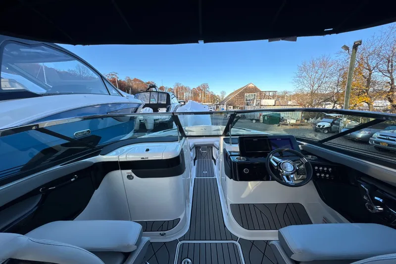Slide: The Image of Sea Ray SLX 260 Outboard 2024 - 39