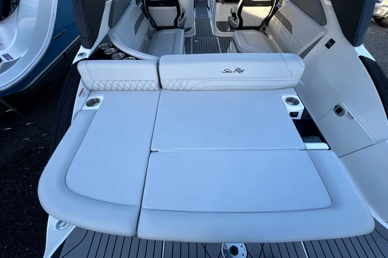 Slide: The Image of Sea Ray SLX 260 Outboard 2024 - 4
