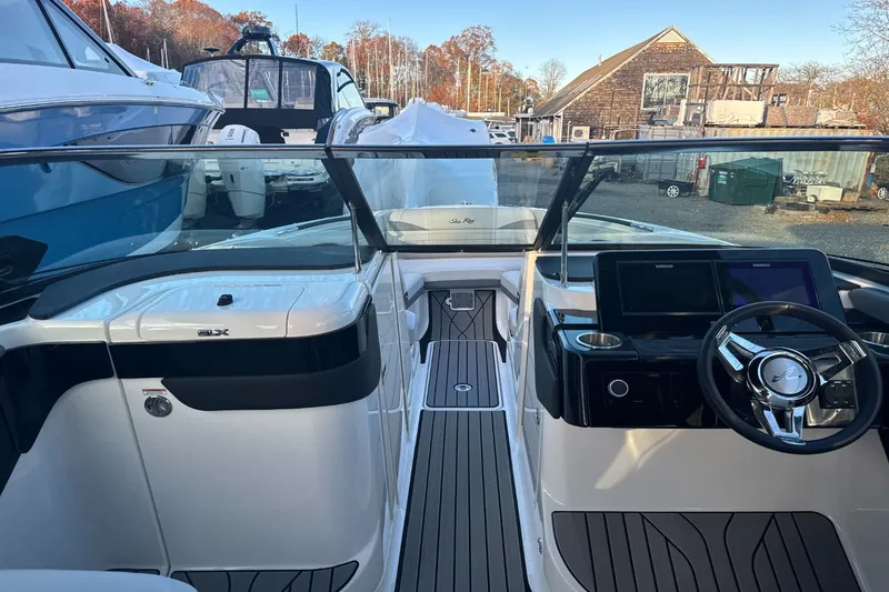 Slide: The Image of Sea Ray SLX 260 Outboard 2024 - 40