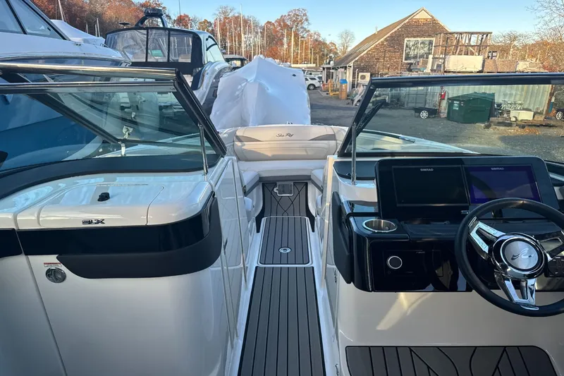 Slide: The Image of Sea Ray SLX 260 Outboard 2024 - 41