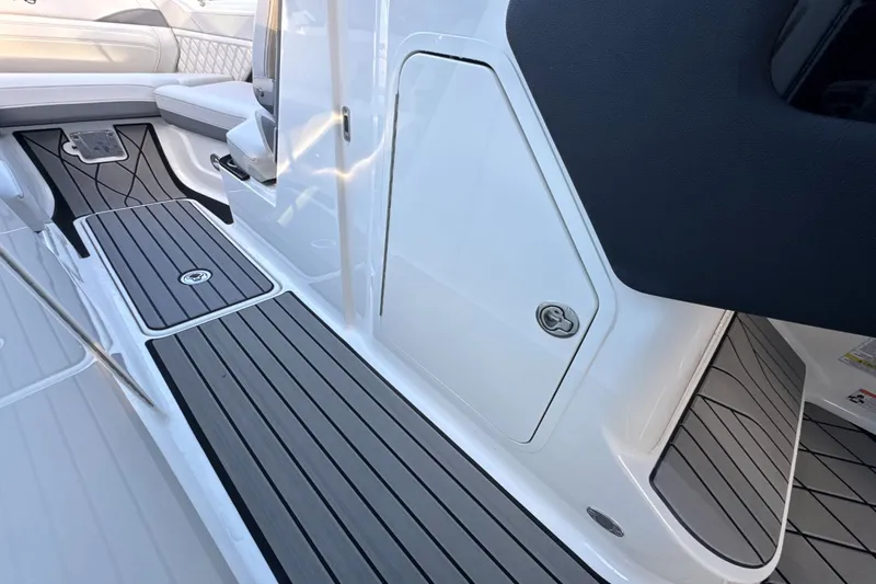 Slide: The Image of Sea Ray SLX 260 Outboard 2024 - 42