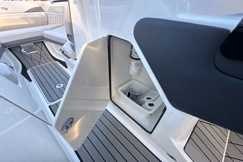 Slide: The Image of Sea Ray SLX 260 Outboard 2024 - 43