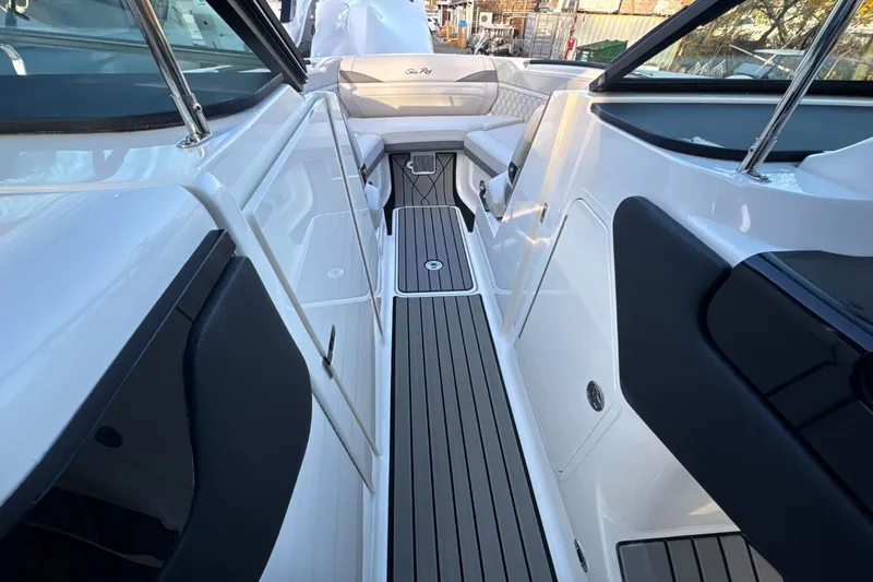 Slide: The Image of Sea Ray SLX 260 Outboard 2024 - 44