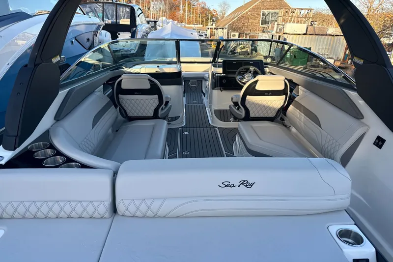 Slide: The Image of Sea Ray SLX 260 Outboard 2024 - 5
