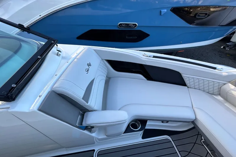 Slide: The Image of Sea Ray SLX 260 Outboard 2024 - 51