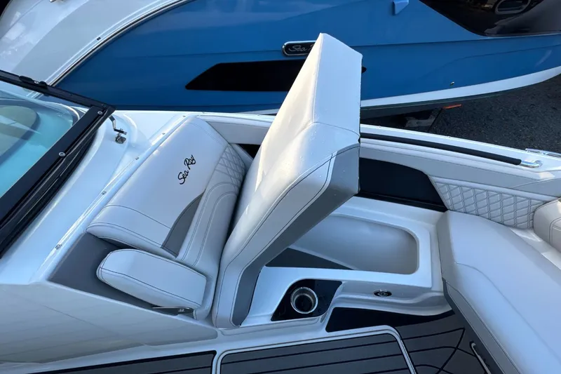 Slide: The Image of Sea Ray SLX 260 Outboard 2024 - 52