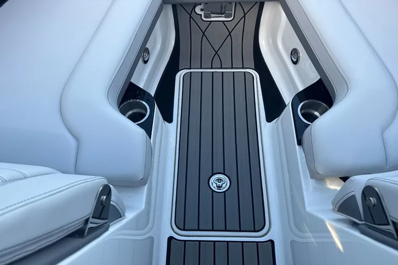 Slide: The Image of Sea Ray SLX 260 Outboard 2024 - 53