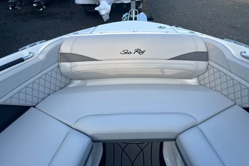 Slide: The Image of Sea Ray SLX 260 Outboard 2024 - 55