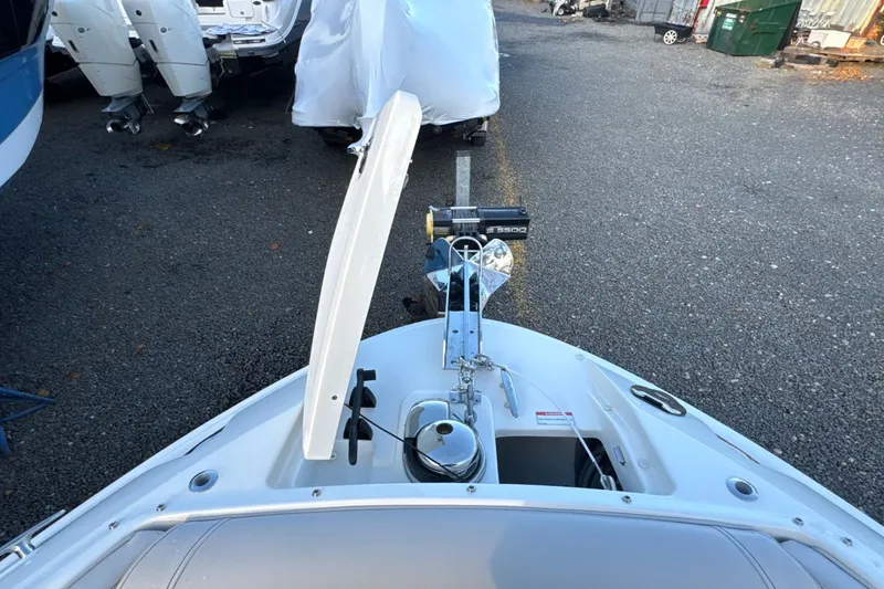 Slide: The Image of Sea Ray SLX 260 Outboard 2024 - 58