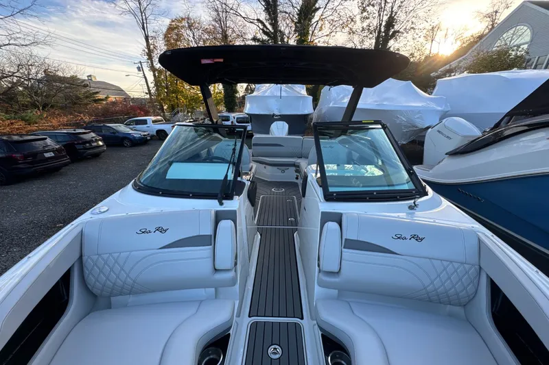 Slide: The Image of Sea Ray SLX 260 Outboard 2024 - 59