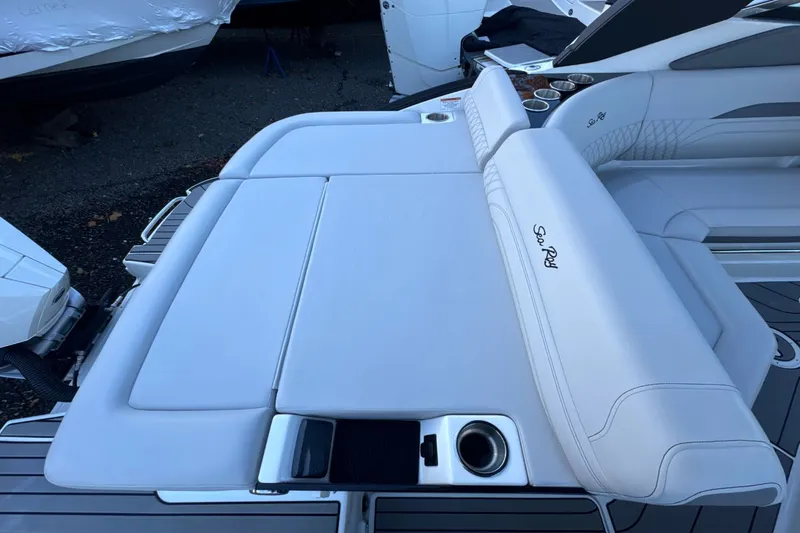 Slide: The Image of Sea Ray SLX 260 Outboard 2024 - 6