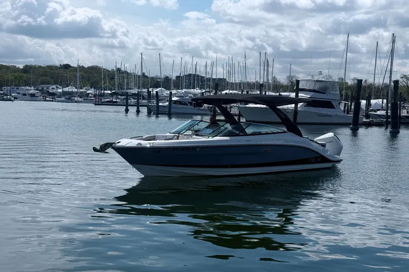 Slide: The Image of Sea Ray SLX 260 Outboard 2024 - 61