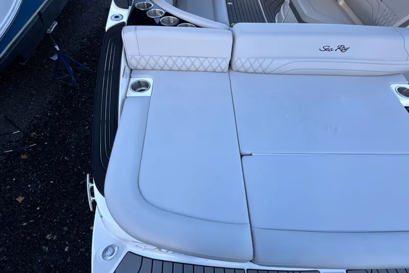 Slide: The Image of Sea Ray SLX 260 Outboard 2024 - 8