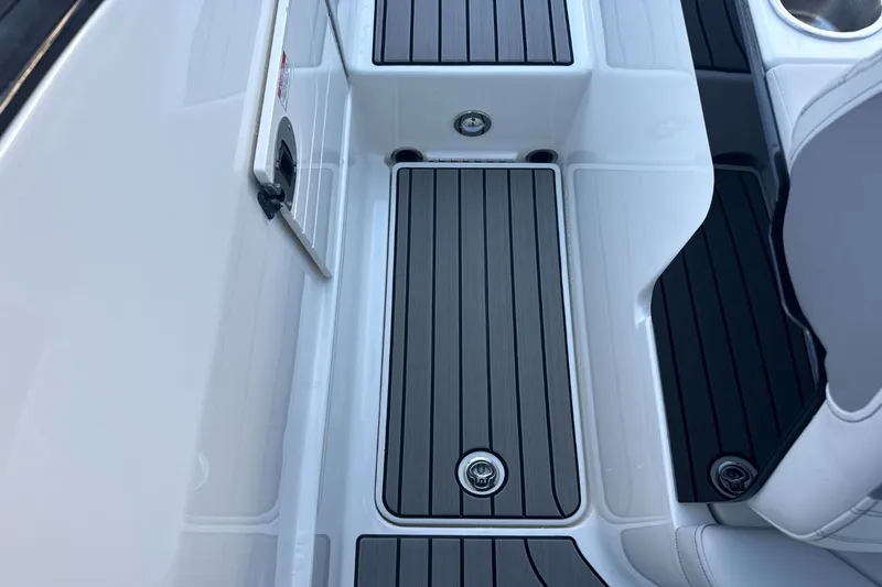 Slide: The Image of Sea Ray SLX 260 Outboard 2024 - 9