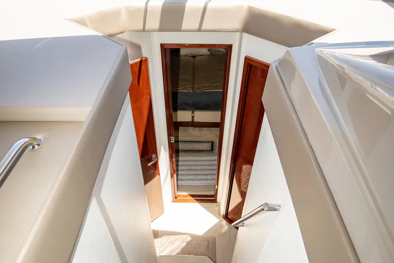 Slide: The Image of Interior view of 2017 Sea Ray Sundancer 460 yacht cabin entrance. - 40