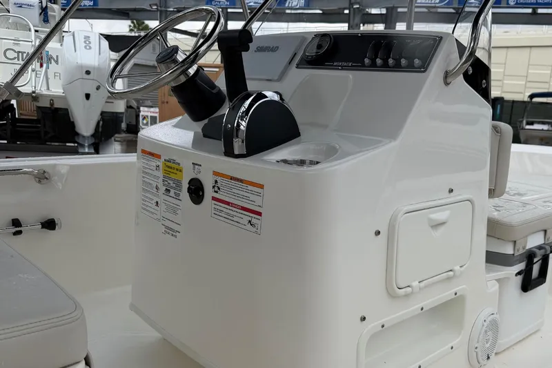 Slide: The Image of Boston Whaler 170 Montauk 2026 - 18