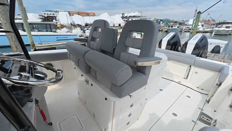 Slide: The Image of Boston Whaler 330 Outrage 2026 - 14