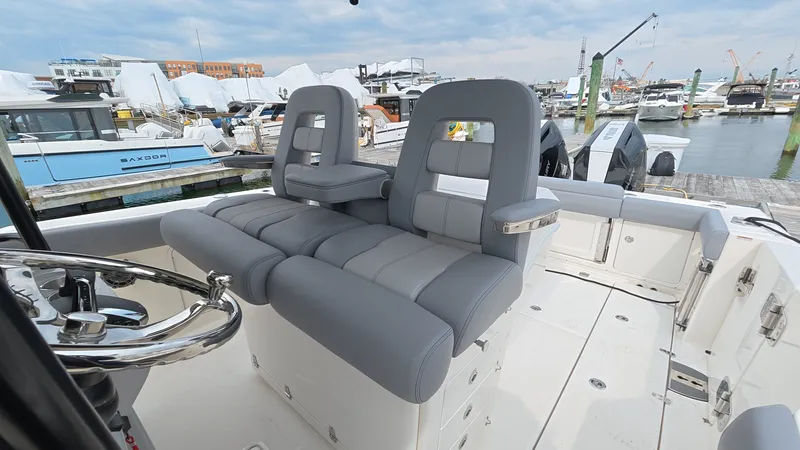 Slide: The Image of Boston Whaler 330 Outrage 2026 - 15