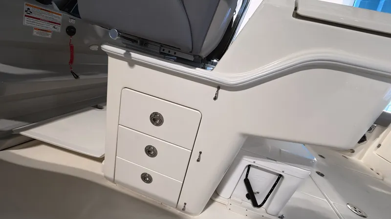 Slide: The Image of Boston Whaler 330 Outrage 2026 - 16