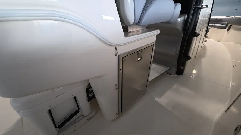 Slide: The Image of Boston Whaler 330 Outrage 2026 - 18