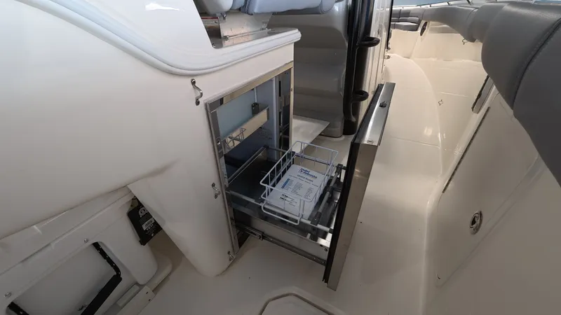 Slide: The Image of Boston Whaler 330 Outrage 2026 - 19