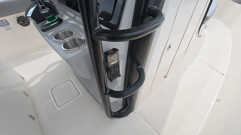 Slide: The Image of Boston Whaler 330 Outrage 2026 - 23