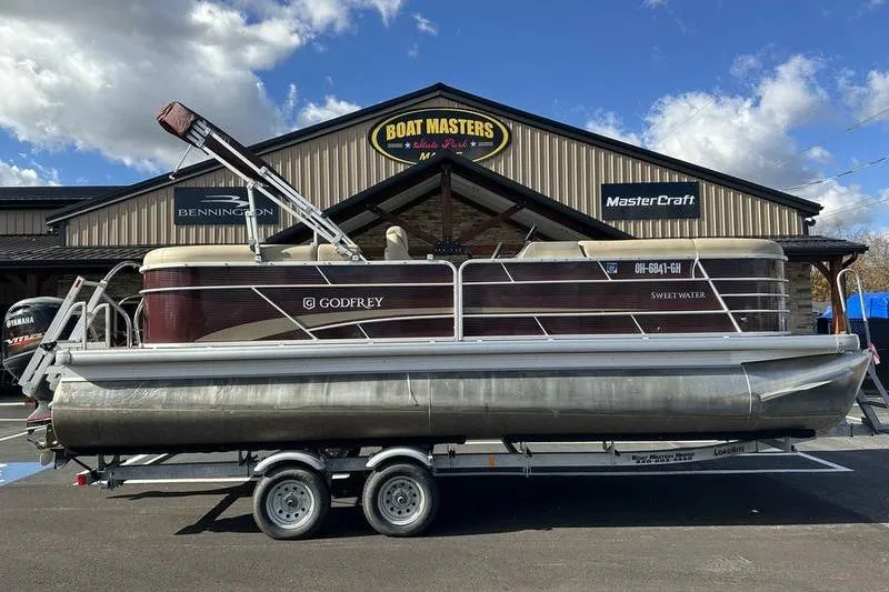 The Image of 2020 Sweetwater SW 2286 SB pontoon boat on trailer at Boat Masters dealership. - 1