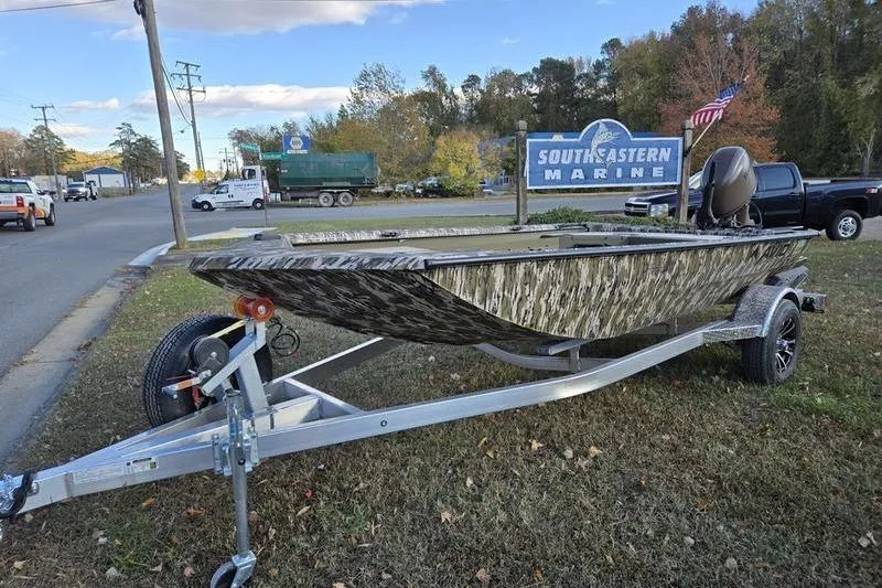 The Image of 2025 Avid 16 Commander boat on trailer at Southeastern Marine dealership. - 0