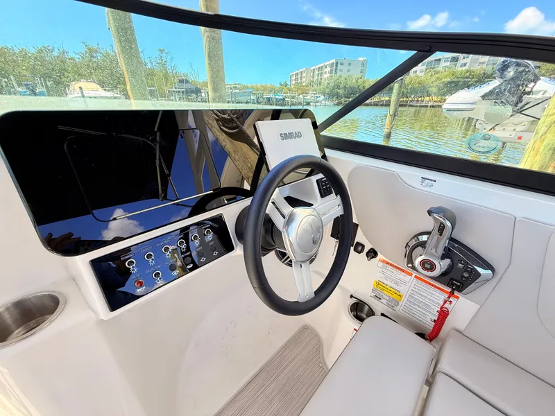 Slide: The Image of Sea Ray SDX 230 Outboard 2026 - 40