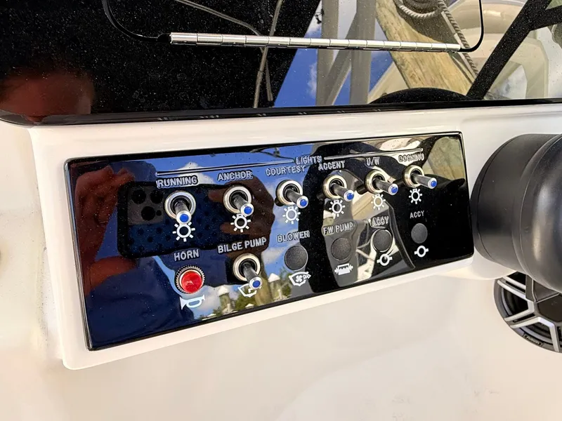 Slide: The Image of Sea Ray SDX 230 Outboard 2026 - 41
