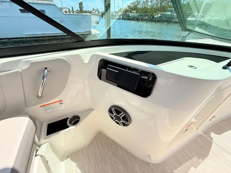 Slide: The Image of Sea Ray SDX 230 Outboard 2026 - 46