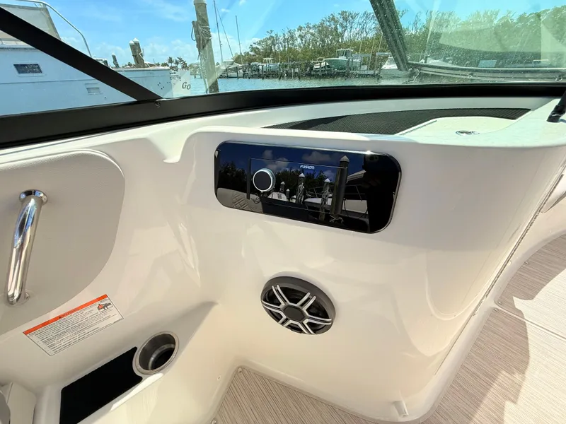 Slide: The Image of Sea Ray SDX 230 Outboard 2026 - 48