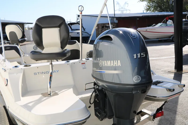 Slide: The Image of 2018 Stingray 182 SC boat with Yamaha 115 outboard motor, featuring comfortable seating. - 6