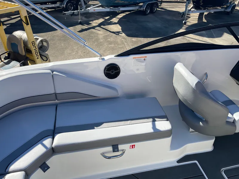 Slide: The Image of Bayliner V20 2026 - 17