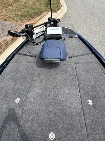 Slide: The Image of 2026 Ikon Boats LXE20 deck with Lowrance equipment, gray carpet, and blue seat. - 9
