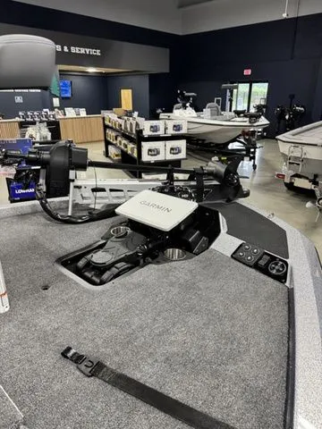 Slide: The Image of 2026 Ikon Boats LXL20 in showroom, featuring advanced Garmin navigation system. - 5