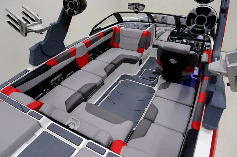 Slide: The Image of Malibu M220 2021 - 10