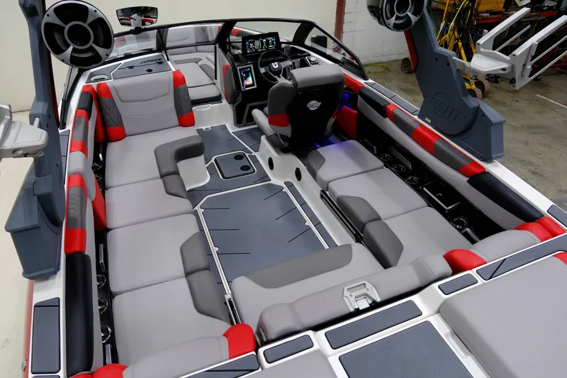 Slide: The Image of Malibu M220 2021 - 11