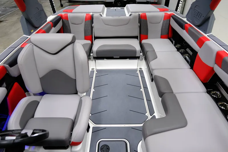 Slide: The Image of Malibu M220 2021 - 16