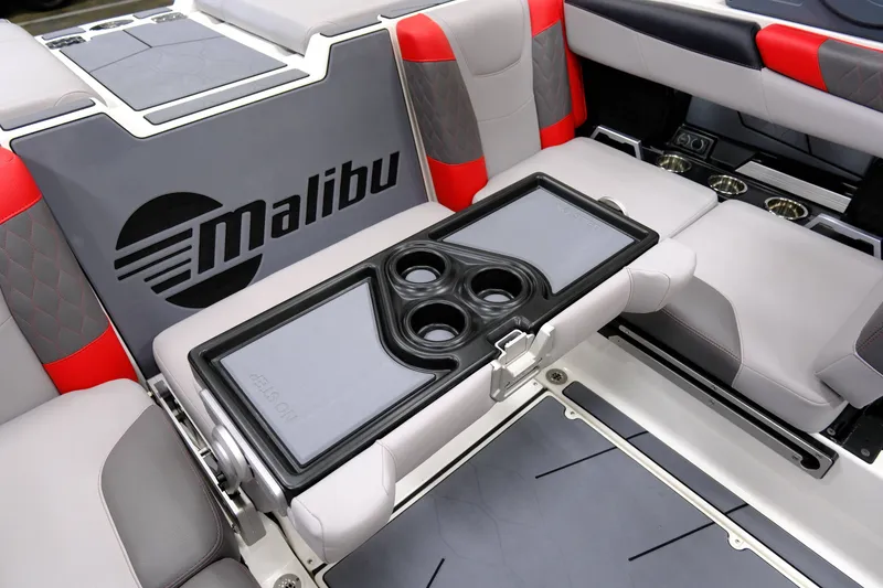 Slide: The Image of Malibu M220 2021 - 18