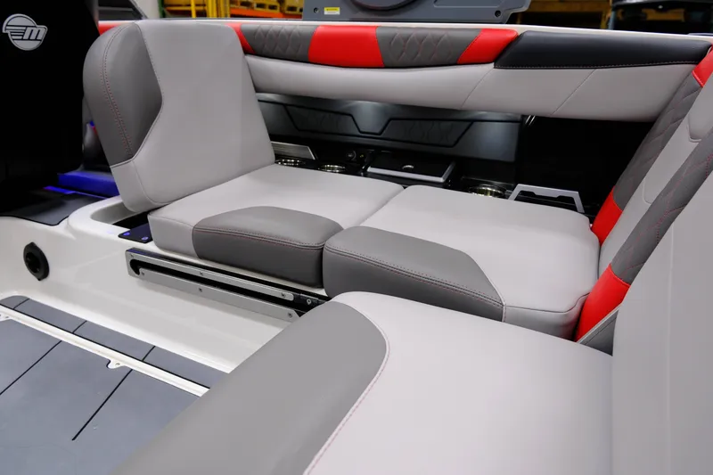 Slide: The Image of Malibu M220 2021 - 19