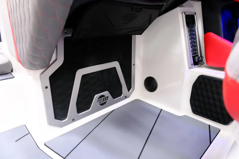 Slide: The Image of Malibu M220 2021 - 20